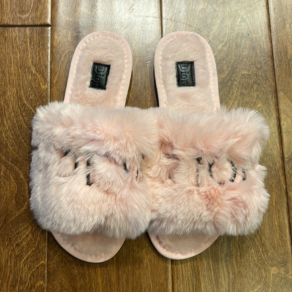 Pink fuzzy Dior slippers - Picture 3 of 3